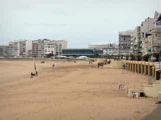 Plage des Sables d'Olonne avec immeubles